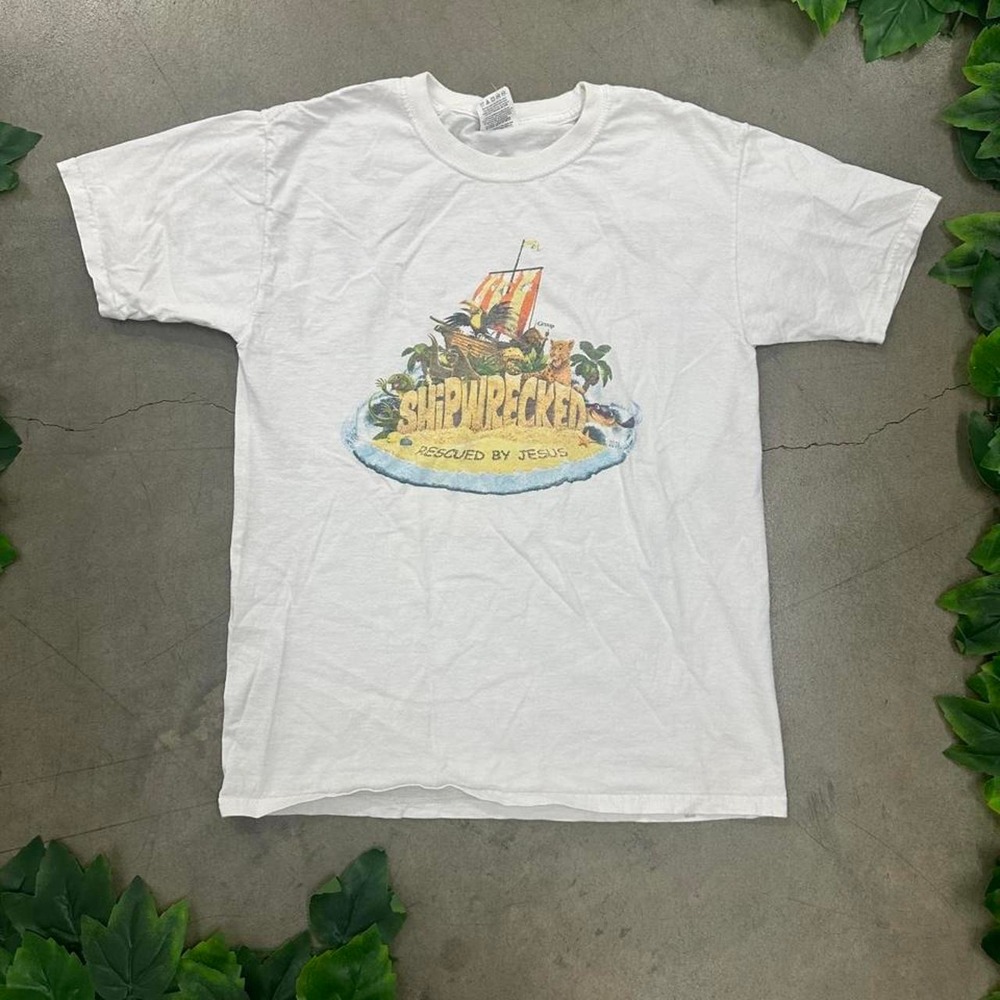 90s Fruit of the Loom Surf Pup T-Shirt with graphic of a shipwrecked